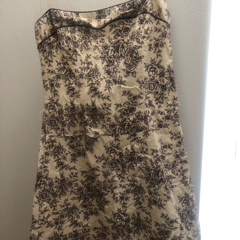 Gorgeous tan and brown strapless rose dress.